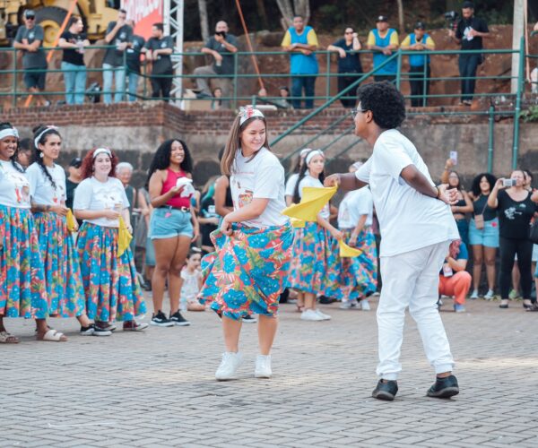 O Grupo Samba de Lenço se apresentará no Palco Principal da festa