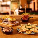 Outback atende pedidos dos consumidores e traz  clássicos de volta em campanha com Dani Calabresa