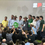 Associado da Sicredi Dexis recebe trator das mãos do governador de São Paulo