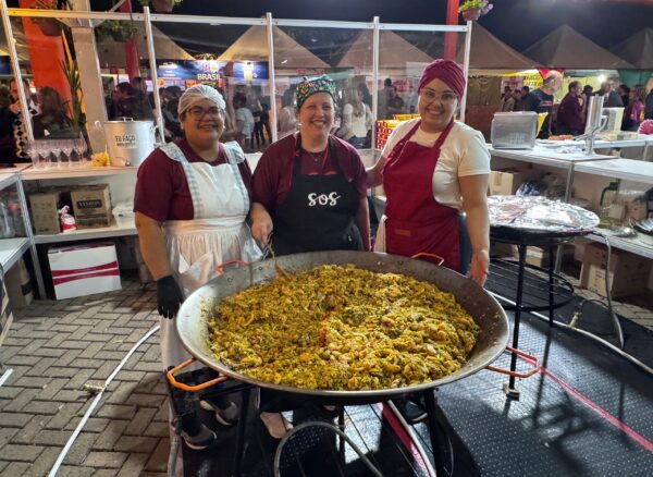 Ao centro, Ana Leme é responsável pela produção da Paella Espanhola