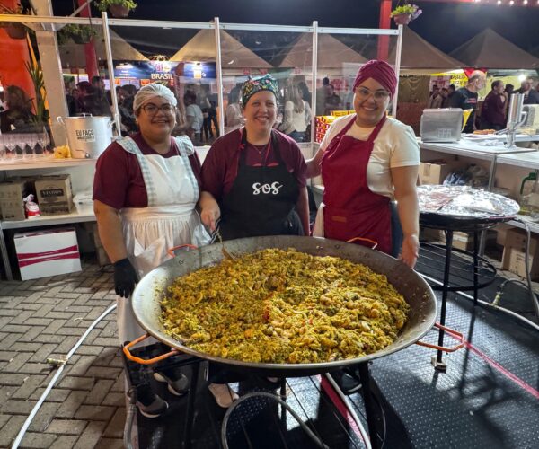 Ao centro, Ana Leme é responsável pela produção da Paella Espanhola Ao centro, Ana Leme é responsável pela produção da Paella Espanhola