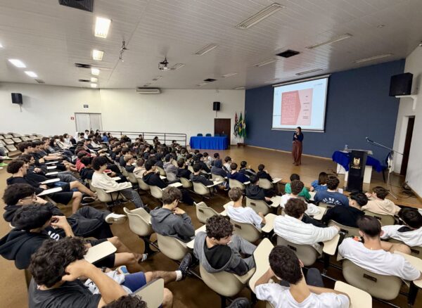 Estudantes do Cotip acompanharam palestra sobre redação do Enem, ministrada por Luciana Rugoni.