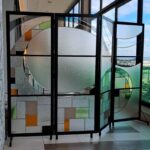 Arte do vitral ganha novos olhares em exposição gratuita no Galleria Shopping