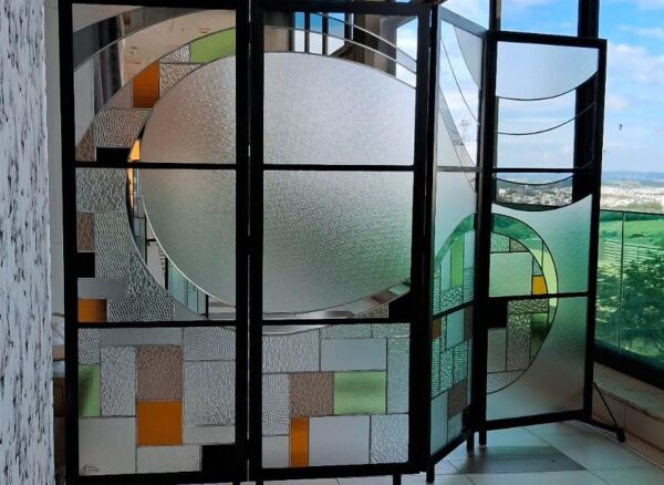 Vitrais Ton Geuer trabalho une técnica artesanal e arte; nova coleção será apresentada na exposição_cred. Divulgação