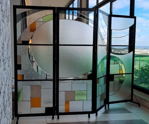 Vitrais Ton Geuer trabalho une técnica artesanal e arte; nova coleção será apresentada na exposição_cred. Divulgação Vitrais Ton Geuer trabalho une técnica artesanal e arte; nova coleção será apresentada na exposição_cred. Divulgação