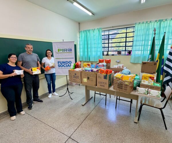 Professor André de Lima, coordenador do curso de Engenharia de Produção da EEP, durante a entrega dos produtos nesta quarta-feira (21).